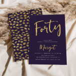 Convite 4aniversário de 40 anos Roxo Dourado com Padrão<br><div class="desc">Este convite de tendência apresenta um cabeçalho de script e as suas informações personalizadas. Use o formulário modelo para adicionar os detalhes da sua parte. O recurso Personalizar permite alterar o estilo da fonte e adicionar ou excluir texto.</div>