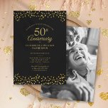 Convite 50ª Festa de Núm. Dourado Foto<br><div class="desc">Apresentando delicados corações de ouro confetem num fundo preto. Personalize com seus detalhes especiais do aniversário de 50 ouros em tipografia elegante de ouro e foto especial no verso. Projetado por Thisnotme©</div>