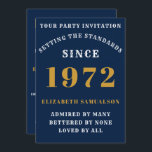 Convite 50º aniversário de 1972 Adicione seu nome azul Dou<br><div class="desc">Para aqueles que celebram a sua festa de aniversário, temos o cartão de aniversário ideal. O fundo azul com design branco e ouro é simples e, no entanto, elegante. Personalize facilmente o texto na frente e na parte traseira deste cartão de convite de aniversário usando o modelo fornecido. Parte da...</div>