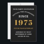 Convite 50º Aniversário de 1975 Preto Dourado Personalizad<br><div class="desc">Para aqueles nasceres em 1975 e comemorando a sua 50ª festa de aniversário, temos o cartão de convite de aniversário ideal. O fundo preto com design branco e ouro é simples e, no entanto, elegante. Personalize facilmente o texto na frente e na parte traseira deste cartão de convite de aniversário...</div>