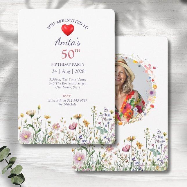 Convite 50º Aniversário do Jardim Florestal Foto de Prado  (50th birthday floral birthday party invitations on a grey wood background)