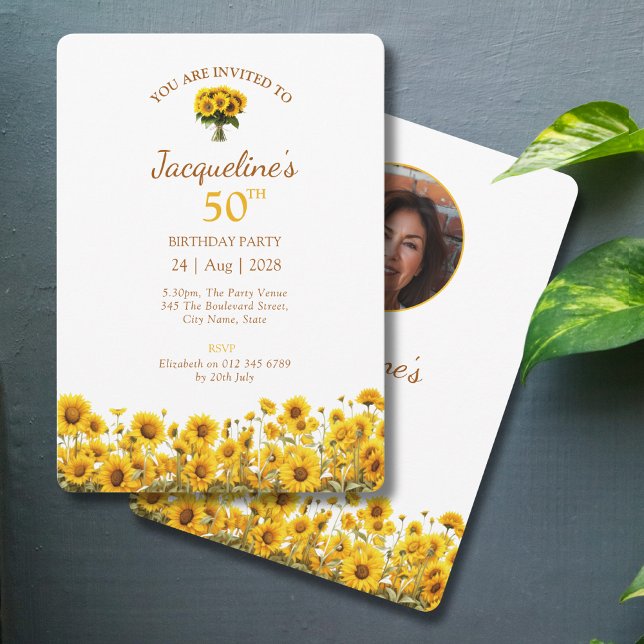 Convite 50º Aniversário Foto Floral Russo de Girassol (50th birthday party invitations with sunflower design on a grey background)