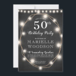Convite 50º aniversário preto personalizado<br><div class="desc">Um elegante convite de aniversário moderno personalizado para a estrela do partido. Simples convite de aniversário preto e branco 50º com luzes brilhantes de cordas estelares,  um nome clássico de rosto aberto contrastado com um tipo de script adorável. A tipografia rodeada pelas luzes brilhantes.</div>