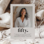 Convite 50° aniversário de 50° quadrado do coração<br><div class="desc">Celebre seu fabuloso 50º estilo com este convite de aniversário moderno! Apresentando um espaço personalizável para sua própria foto e a palavra "cinquenta" realçada com um pequeno coração delicado, esta design exude elegância e charme. É perfeito para destacar este marco e este partido. Ponha o tom para uma comemoração inesquecível...</div>