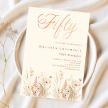 Convite 50 anos de flores silvestres<br><div class="desc">Um convite de 50 anos elegante. Um fundo creme,  cor bege,  decorado com flores silvestres de cor aquosa em verde bege,  rosa,  poeirento. Cinquenta é escrita com um grande estilo escrito à mão.</div>