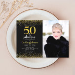 Convite 50 e fabulosa foto de ouro negro e brilhante<br><div class="desc">"50 e fabuloso." Orgulha-te, regozija-te e lança-te em 50 com estilo! Mande essa brilhante, moderna e brilhante cintilação de ouro no 50º aniversário personalizado convite para uma celebração a lembrar. Também estão disponíveis envelopes de coordenação, etiquetas, placas de papel, guardanapos e outros itens. Garantido para adicionar diversão na moda ao...</div>