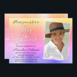 Convite 50 e Fabulosa Foto Púrpura Rosa Elegante<br><div class="desc">A 50ª e Fabulosa 50ª Festa de aniversário, Elegante Dourada, Rosa e Púrpura, os Convites de Aniversário do Rainbow Rainbow são perfeitos para uma bolsa mensageifesta de aniversario elegante. Estes 50 e Fabulosos Convites de festas são perfeitos para uma Festa de aniversário 50. Você pode atualizar o cartão de convite...</div>