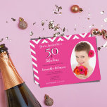 Convite 50 e fabuloso fabuloso fabuloso diafrão branco ros<br><div class="desc">50 e Fabuloso Convite de festas de Padrão de Chevron Branco e Rosa-Rosa Cerise Personalizada.</div>