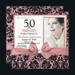 Convite 50 e Fabuloso Rosa dourado|50.o aniversário<br><div class="desc">Rosa dourado - damasco preto| 50º Convites de Aniversário. Cinquenta e fabuloso! Um belo e elegante Convite de aniversário rosa cor-de-rosa, brilho floral damasco, 50º, você pode personalizar e enviar sua cinquenta celebração de festa de aniversário. No centro, arco rosa bonito. Substitua a foto da amostra pela sua. As palavras...</div>