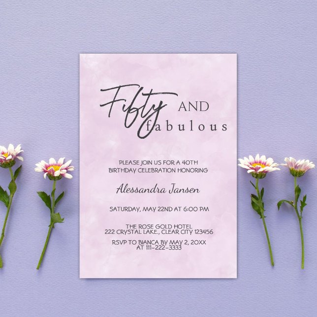 Convite 50 e fabuloso roxo claro 50. º aniversário (Criador carregado)
