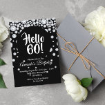 Convite 60ª festa de aniversário de diamantes brancos saud<br><div class="desc">Um convite de festas elegante e glamouroso para a 60ª festa de aniversário para uma garota. Diamantes falsos em um fundo preto. Um grande círculo de cor preta com texto moderno com letra de estilo: Olá 60! Modelos para informações sobre a sua parte. Cartas brancas.</div>