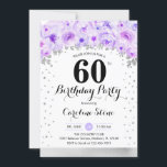Convite 60ª Festa de aniversário - Flores Roxas Prateadas<br><div class="desc">60º convite de aniversário. Design elegante em prata brilhante com sotaque floral. Convide cartão com fonte de script e confetti. Lilás de lavanda roxa e de pasta branca. Perfeito para uma comemoração de na moda 30 dias. Envie-me uma mensagem se precisar de idade personalizada.</div>