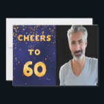 Convite 60º aniversário aplaude 60 balões de ouro azul<br><div class="desc">Um convite de aniversário 60º de tendências. Com o texto: até 60 na frente,  escrito com letras falsas de balões de ouro. Fundo azul escuro,  a cor azul é irregular. Com ouro confetti. Modelo para sua foto. Adicione os detalhes do evento no verso. Letras brancas,  fundo azul.</div>