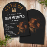 Convite 60º aniversário Cowboy Hat Boots Masculine<br><div class="desc">60º Aniversário Cowboy Hat Boots Masculine Invitation apresenta um par de botas pretas de cowboy com um chapéu castanho que escorria sobre o topo. Personalize editando o texto ou exclua o texto nas caixas de texto. Criado pelo Evco Studio www.zazzle.com/store/evcostudio</div>