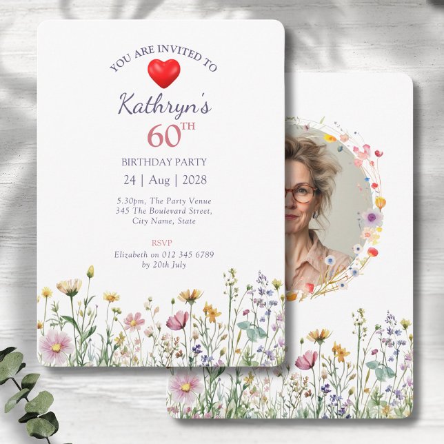 Convite 60º Aniversário do Jardim Florestal Foto de Prado  (60th birthday party invitations with wild garden meadow flowers on a grey wood background)