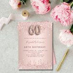 Convite 60º Aniversário, gotas de rosa dourado<br><div class="desc">Um convite moderno, na moda e glamouroso para uma 60ª festa de aniversário. Um fundo metálico rosa dourado falso com um brilho elegante rosa dourado, pintura gota-a-gota. O nome é escrito com um moderno e escuro, rosa dourado, escrito com letra de estilo manuscrito. Personalize e adicione os detalhes da sua...</div>