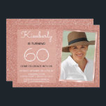 Convite 60.ª Foto rosa-azul Dourada com Rosa Sparkle<br><div class="desc">A Festa de aniversário Elegante Faux Sparkle e o Rosa brilhante Dourado ou o Boletim de Aniversário Rosa Blush da 60ª Menina são perfeitos para uma Festa de aniversário Dourada ou Rosa Blush. Estes convites para fotos ou fotos são perfeitos para uma mulher que faz sessenta Festas de aniversário. Você...</div>