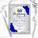 Convite 60.º aniversário - Rosas azuis de prata<br><div class="desc">60º Convite de Aniversário. Design floral elegante em prata e azul real. Apresenta fitas cintilantes de prata,  fontes de script na moda e confetti de rosa de de safira. Perfeito para uma festa de aniversário de vidro.</div>