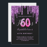 Convite 60 e Fabuloso brilho violeta preto<br><div class="desc">Um convite de aniversário feminino e feminino 60 e fabuloso. Na frente: Um fundo preto chic. Decorado com púrpura escura e púrpura pingando, pintura pingando aparência. Personalize e adicione um nome e detalhes da parte. O nome é escrito com um script de estilo manuscrito, letras claras e roxas. Idade: 60...</div>