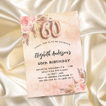Convite 60.o aniversário Pampas rosa florals luxo<br><div class="desc">Um fundo rosa dourado,  rosado,  rosado e roxo,  com aspecto metálico. Decorados com ouro rosa e flores,  rosas,  grama-pampas. Personalize e adicione um nome e detalhes da parte. O número 60 é escrito com uma fonte no estilo do balão.</div>