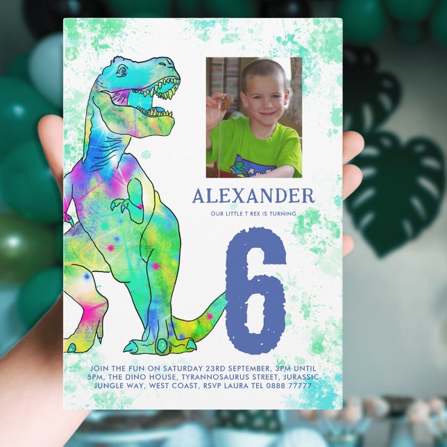 Convite 6 de Festa de aniversário T-Rex do dinossauro (T-Rex dinosaur 6th birthday party invitation with photo template colorful watercolor dino)
