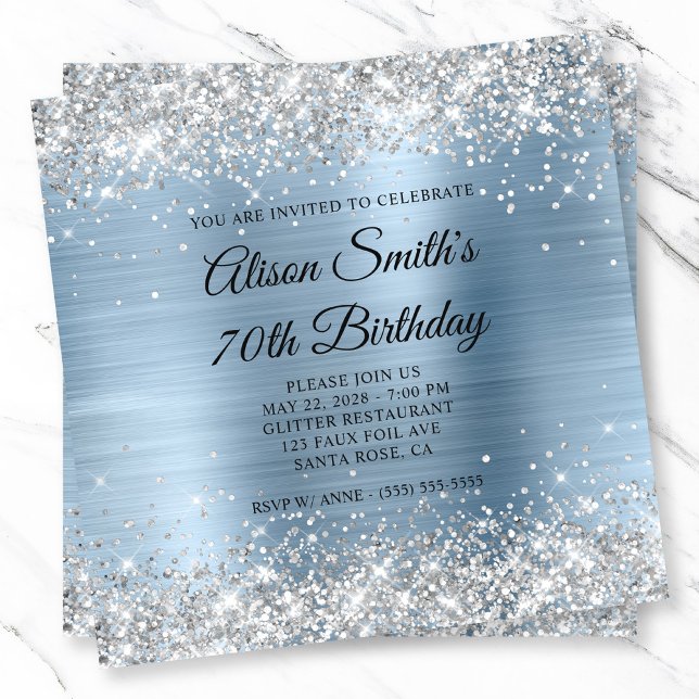 Convite 70 de Aniversário do Silver Glitter Light Blue Mon (Silver Glitter Light Blue Monogram 70th Birthday Invitation)