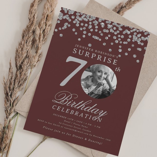 Convite 70 de Foto SURPRESA Burgundy Silver (SURPRISE Photo 70th Birthday Silver Burgundy Invitation)