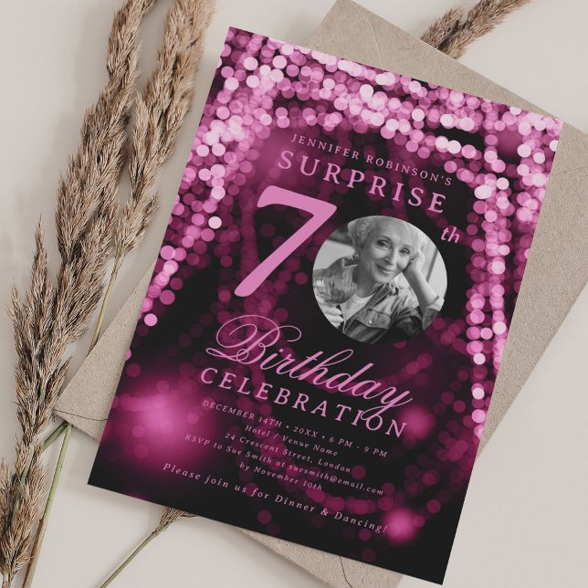 Convite 70 de Foto SURPRESA Luzes de Glam Rosa de Aniversá (SURPRISE Photo 70th Birthday Pink Glam Lights Invitation)