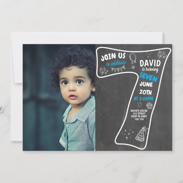Convite 7 Birthday Boy Chalkboard com número azul de foto (Frente)