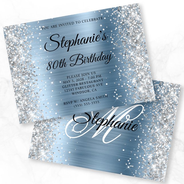 Convite 80 de Aniversário do Silver Glitter Light Blue Mon (Silver Glitter Light Blue Monogram 80th Birthday Invitation)