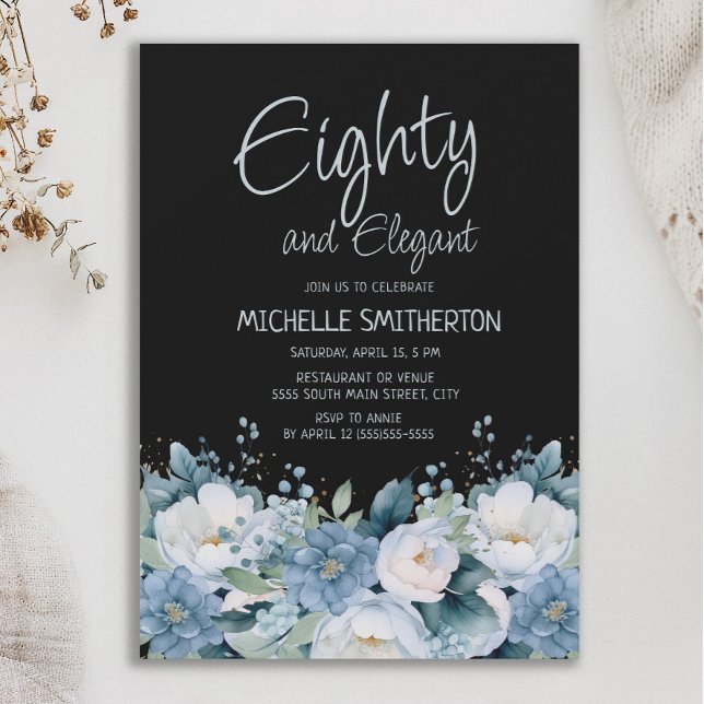 Convite 80 e Elegante Azul Azul Branco Floral Preto (Eighty and Elegant 80th birthday party invitation with dusty blue and white flowers on black)