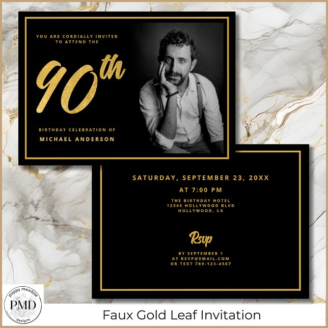 Convite 90 Birthday Elegant Photo Black Dourado (90th Birthday Elegant Photo Black with Faux Gold Leaf Invitation with Details on the Back.)