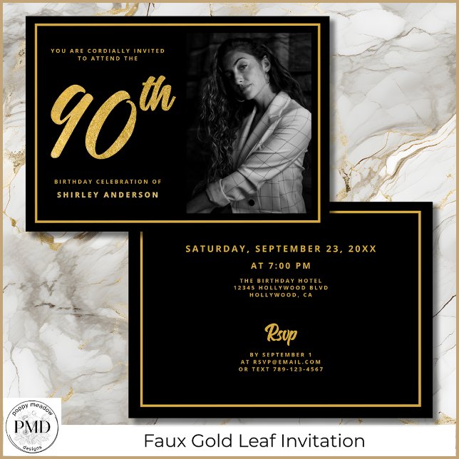 Convite 90 Birthday Elegante Foto Negra Folha Dourada (90th Birthday Elegant Photo Black and Faux Gold Leaf Invitation with Party Details on the Back.)