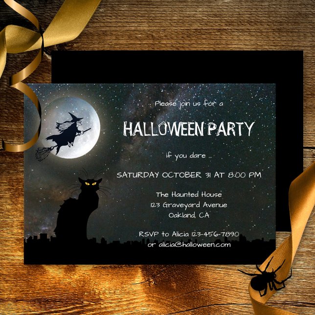 Convite à Festa de Dia das Bruxas de Gato de Lua N (Halloween party invitation featuring a black cat sitting on the roof at full moon - with witch)