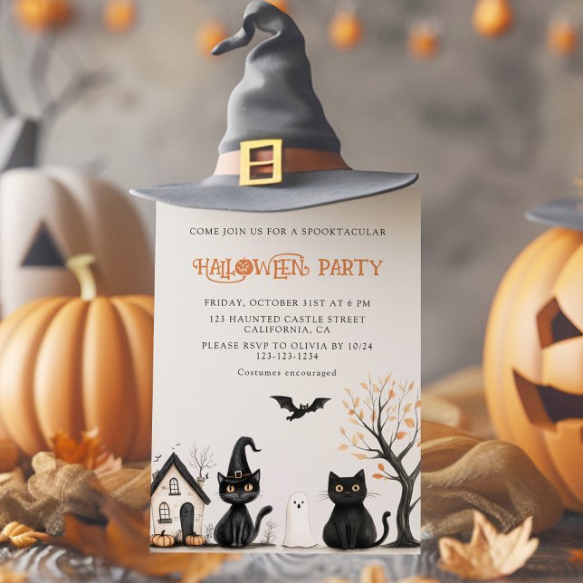 Convite à Festa de Halloween de Gatos Negros (Black Cats Halloween Party Invitation on a holiday table with Jack o lantens.)