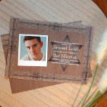 Convite à Fotografia do Bar Mitzvah, Xadrez Castan<br><div class="desc">Belo trabalho de arte esticado e bege rodeia a foto-quadro branca. Os detalhes da xadrez e da falsa Birchwood são perfeitos para temas de cor da cinza, azeitona, castanho, neutro ou Bar natural Mitzvah. O layout do estilo do Scrapbook é atraente com a foto do Bar Mitzvah e detalhes personalizados....</div>