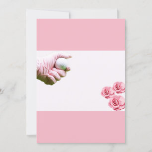 Convite A mão de Golfe Lady Golfer em rosa está segurand