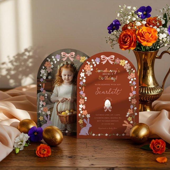 Convite A Páscoa Floral de Alguém está tendo uma foto de a (Floral Easter Somebunny’s Having a Birthday Photo Invitation)