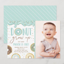 A rosquinha cresce acima a festa de aniversário do