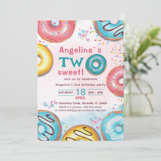 Convite A vibrant 2nd birthday invitation with donuts.  (Em pé/Frente)