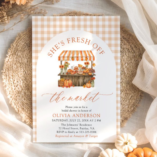 Convite Abaixe a abóbora fresca do Chá de panela de mercad (Arch Orange Gingham Fall Pumpkin Fresh Off the Market Bridal Shower Invitation)