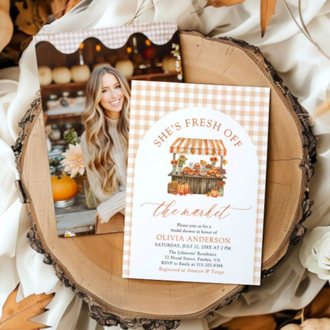 Convite Abaixe a abóbora fresca do Chá de panela de mercad (Arch Orange Gingham Fall Pumpkin Fresh Off the Market Bridal Shower Invitation)