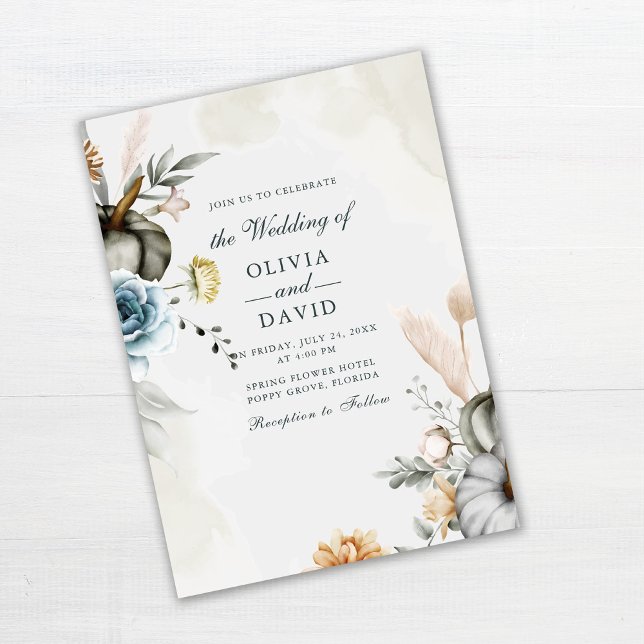 Convite Abóbora Branca e Flores Silvestres de Outono Casam (White Pumpkin and Fall Wildflowers Wedding Invitation on white wooden table)
