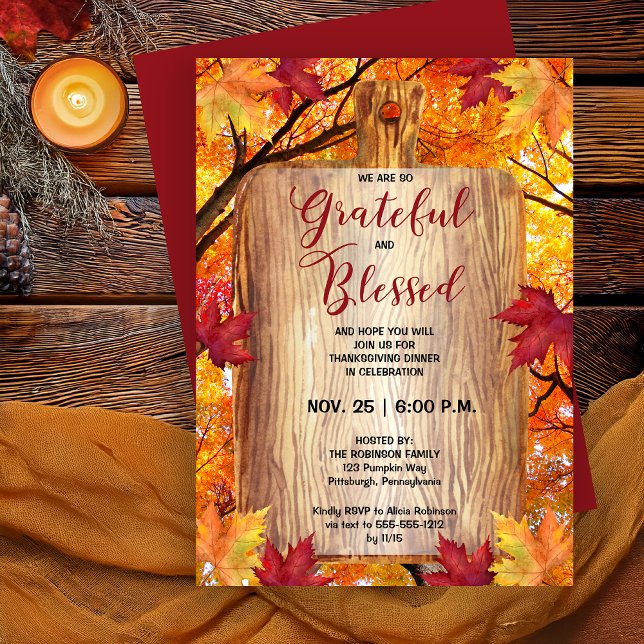 Convite Ação de Graças, Woodsy Rústico Jante Grateful Aben (Thanksgiving Dinner Rustic Woodsy Cutting Board with Fall Trees and Leaves Background - Print | Digi)