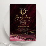 Convite Agate Burgundy Dourada aniversário de 40 anos<br><div class="desc">Borgonha e convite de festas de ouro agata. Elegante design moderno, com a cor da água do vinho tinto-escuro de marsala, com o fundo geode do mármore, o dourado falso brilho e o guião tipográfico. Trendy convida o cartão perfeito para uma comemoração de dia das mulheres na moda. Impressos convites...</div>