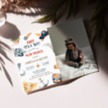 Convite Ahoy, é uma foto de um Chá de fraldas pirata<br><div class="desc">Ahoy, é um convite para fotos de Chá de fraldas pirata. Apresentando um charmoso design de navio pirata, este convite apresenta uma paleta de cores ousadas de azuis profundos e vermelhos vibrantes. A ilustração lúdica inclui um navio-pirata que navega no alto mar, completo com uma bandeira de Jolly Roger, arcas...</div>