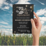 Convite Ainda joga na Festa de aniversário de 70 de jardin<br><div class="desc">Incrível e super único " 70 e ainda joga no convite de aniversário " para o incrível HIM QUE AINDA JOGA NA DIRT! **VEJA NAPKINS CORRESPONDENTES AQUI: https://www.zazzle.com/still_plays_in_dirt_gardening_70th_birthday_napkins-256238057070262162</div>