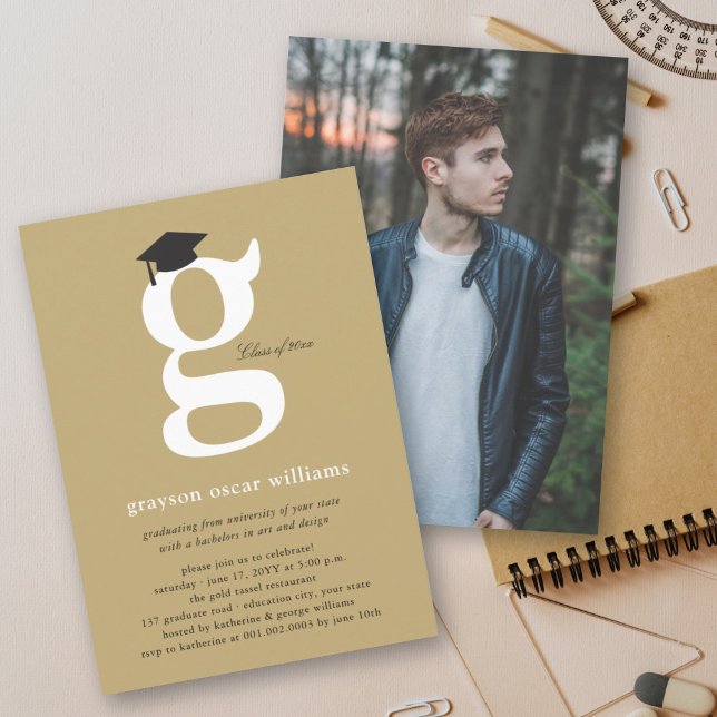 Convite Alfabeto Clássico Monograma g Festa de formatura d (Classic Monogram Alphabet 'g' Photo Simple Graduation Party Invitation @ zazzle.com/color_therapy)
