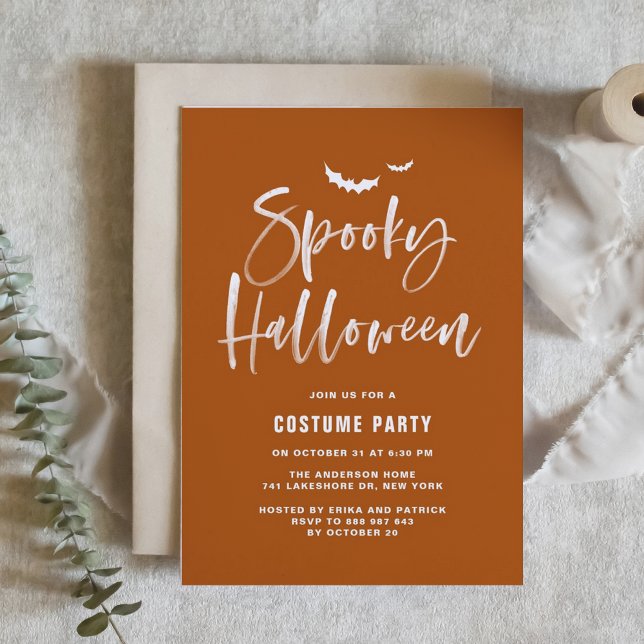 Convite Alface de Pincel do Dia das Bruxas de Laranja Quei (Spooky Halloween party invitation with white brush lettering on burnt orange background.)