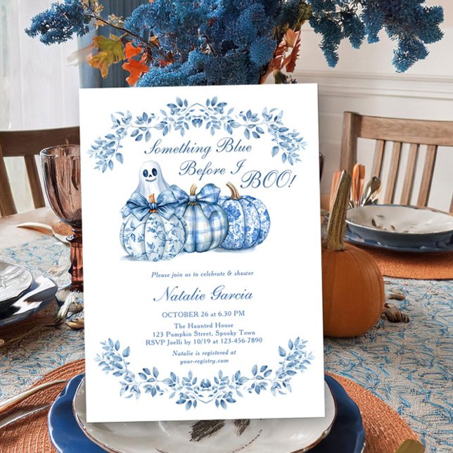 Convite Algo Azul antes de Eu Boo Chá de panela de Abóbora (Something Blue before I Boo Chinoiserie Blue Bridal Shower Invitation for Halloween by Darling & May)